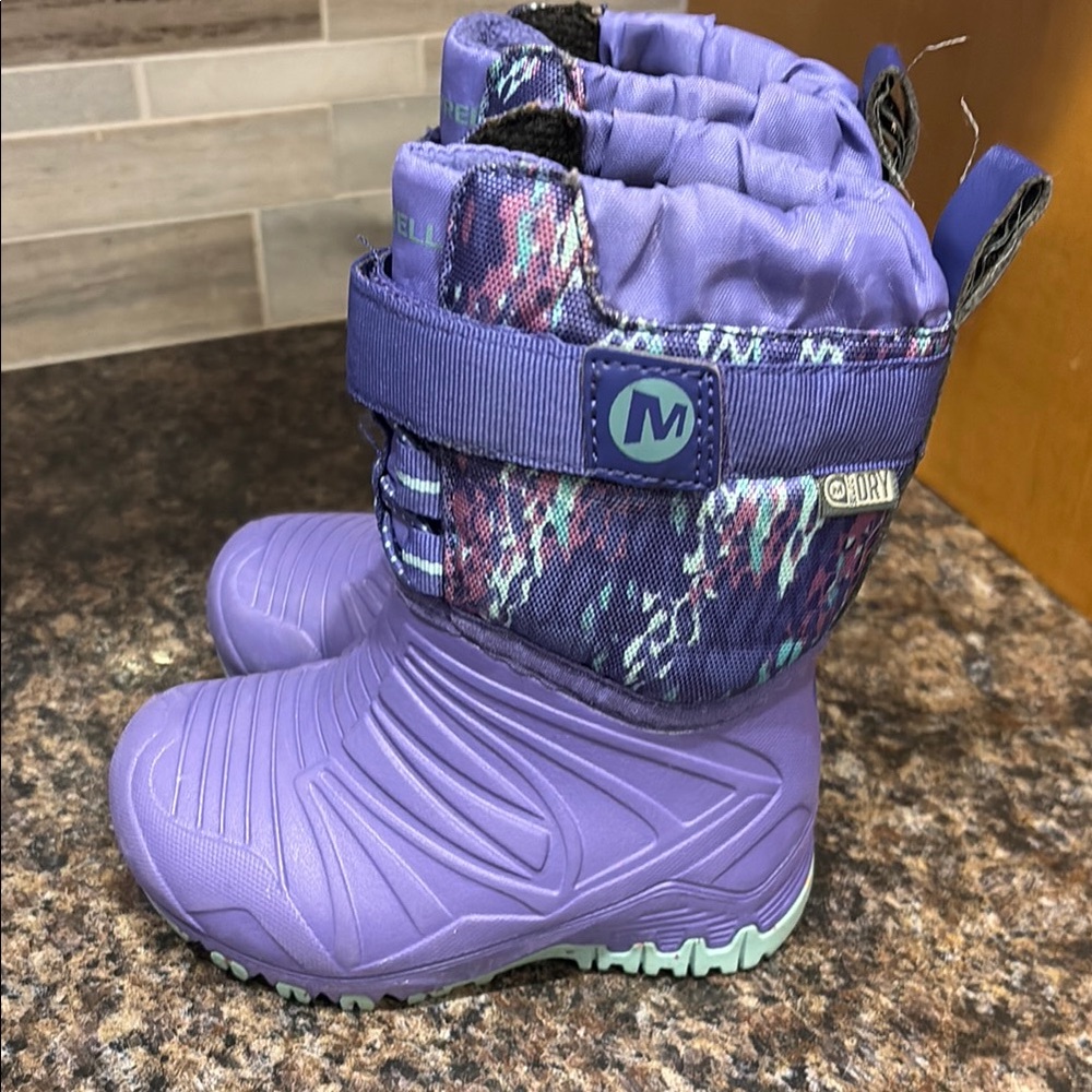 Snow boots